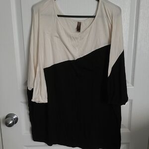 Jessica Simpson Cream and Black Colorblock Tunic